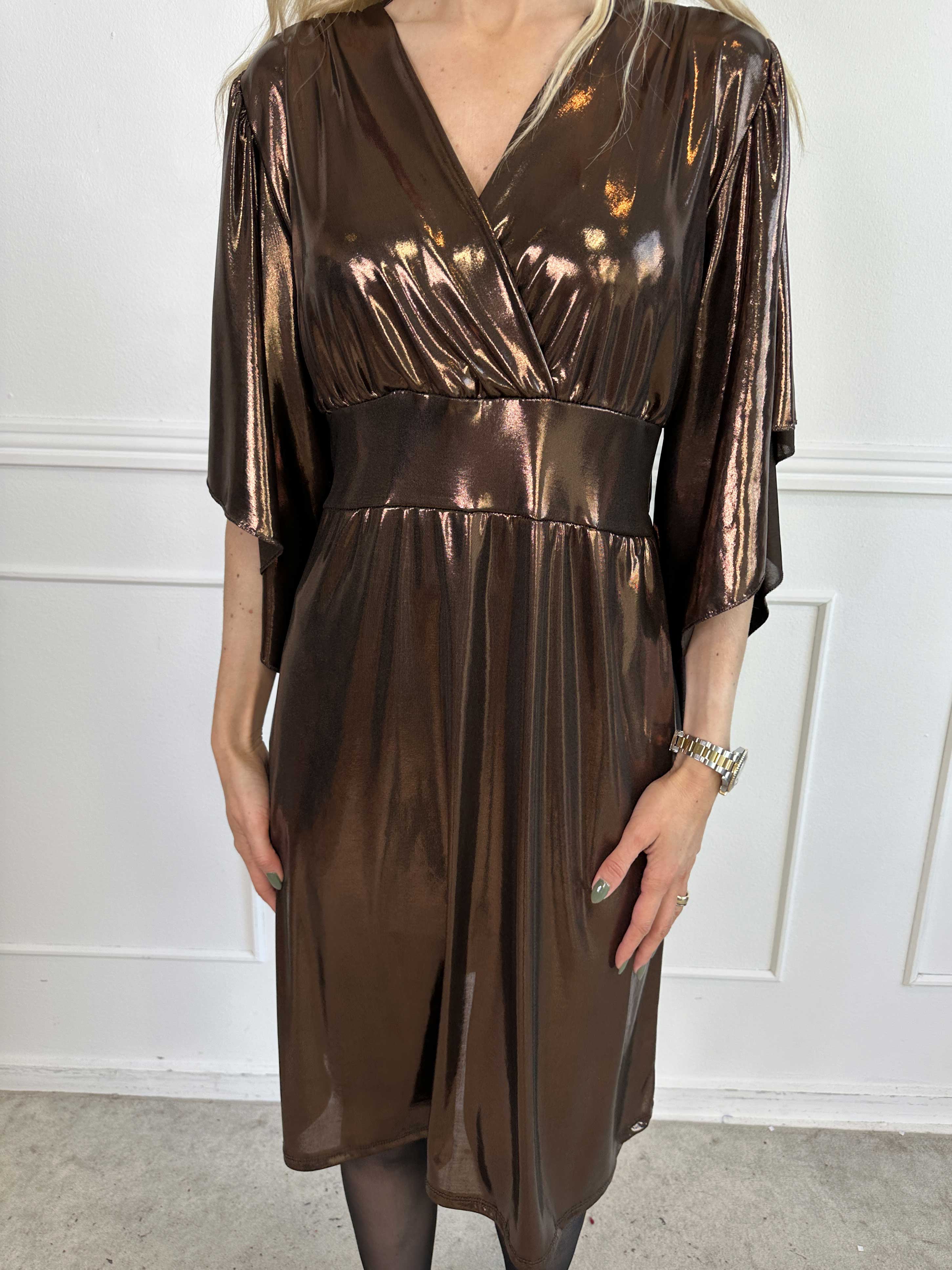 Safi - Elegant klänning i glansigt material med söta ärmar